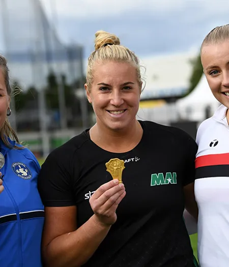 Prispallen i damernas kula med Sara Lennman, Fanny Roos och Axelina Johansson.