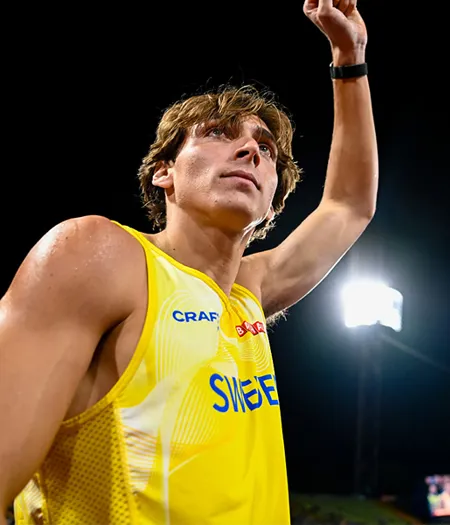 Mondo Duplantis med knuten näve i luften