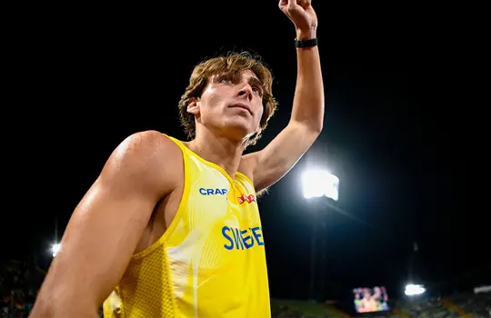 Mondo Duplantis med knuten näve i luften