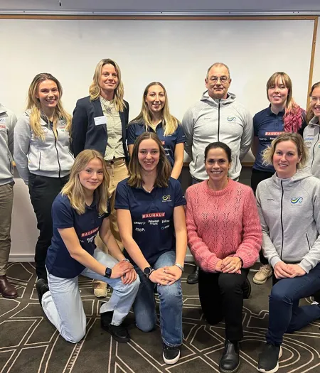 Östsvenskas deltagare vid SFIFs Höstkonferens. Stående: Carl, Freja, Ulrika, Alessia, Lars, Linnea och Amanda. På knä: Olivia, Anna, Emma och Monica.