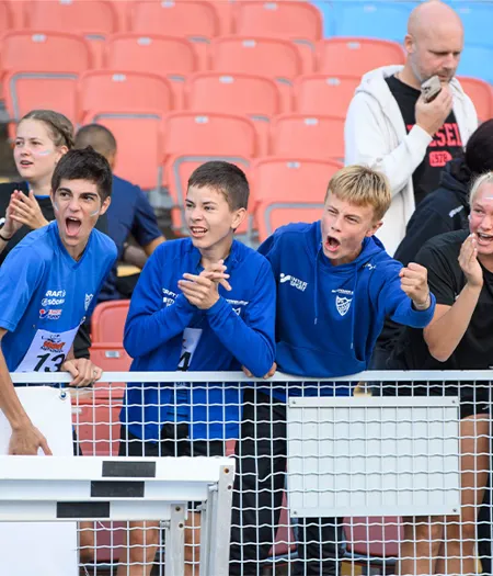 Ungdomar som hejar under en friidrottstävling.