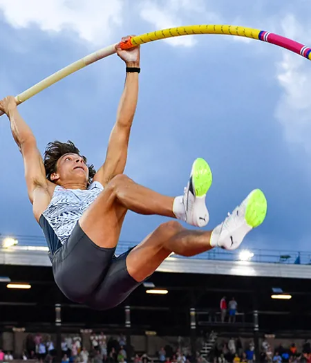Armand Duplantis, bild från Diamond League-galan i Stockholm.