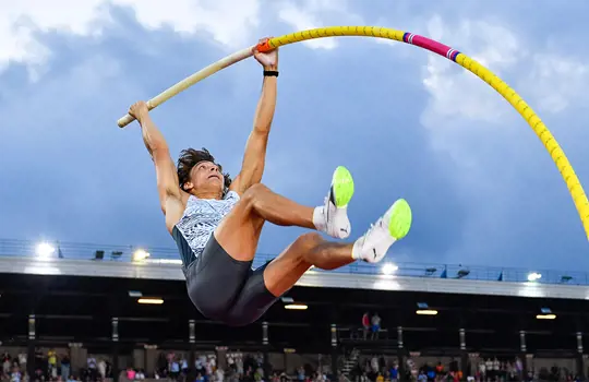 Armand Duplantis, bild från Diamond League-galan i Stockholm.