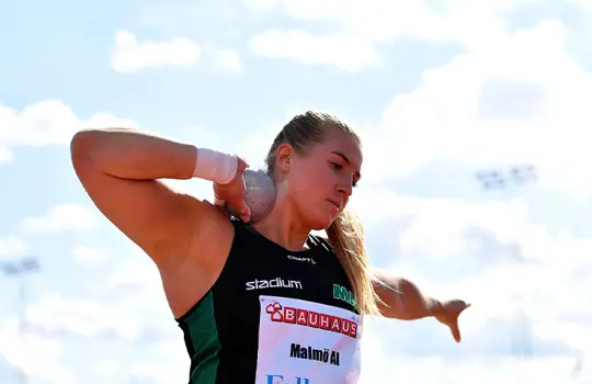 18.37 mätte Fanny Roos längsta stöt för onsdagskvällen.