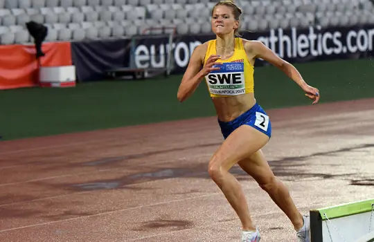 Linn Söderholm på 3000 meter hinder under Finnkampen 2022.