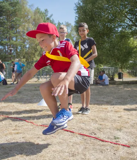 Pojke hoppar över hopprep