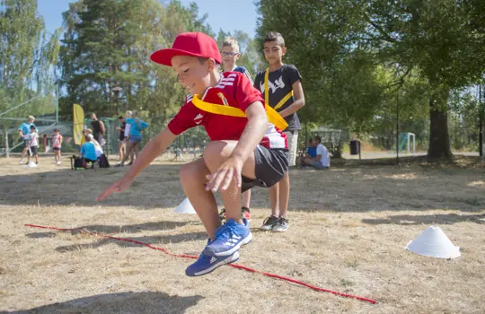 Pojke hoppar över hopprep