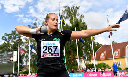 Fanny Roos stöter kula
