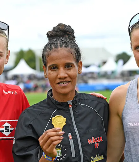 Medaljörerna på damernas 5000 meter Sara Christiansson, Samrawit Mengsteab och Lovisa Modig.