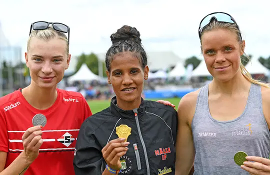 Medaljörerna på damernas 5000 meter Sara Christiansson, Samrawit Mengsteab och Lovisa Modig.