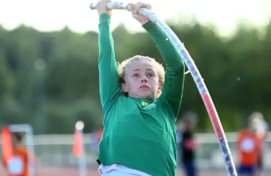 Benjamin Wilkinson från Hammarby IF kom tvåa i stavhopp för P14 med nya personbästat 3.52.