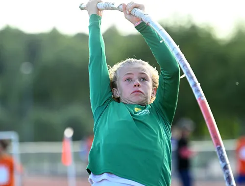 Benjamin Wilkinson från Hammarby IF kom tvåa i stavhopp för P14 med nya personbästat 3.52.