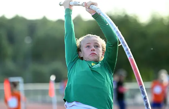 Benjamin Wilkinson från Hammarby IF kom tvåa i stavhopp för P14 med nya personbästat 3.52.
