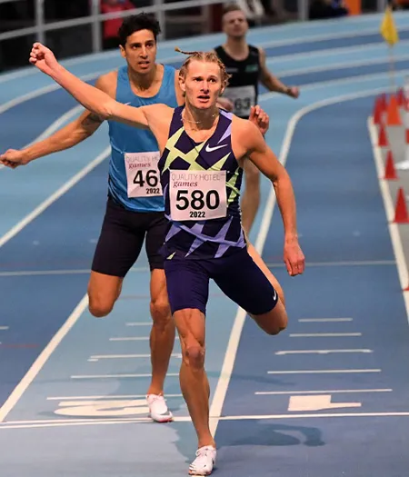 Carl Bengtström vinner ett lopp och höjer näven.