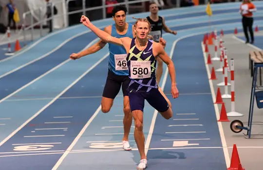 Carl Bengtström vinner ett lopp och höjer näven.