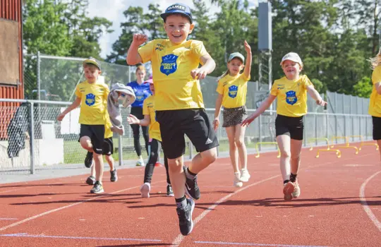 Barn som värmer upp