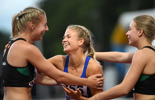 Daniella Busk, Julia Henriksson och Filippa Sivnert är tre av de uttagna stafett-tjejerna.
