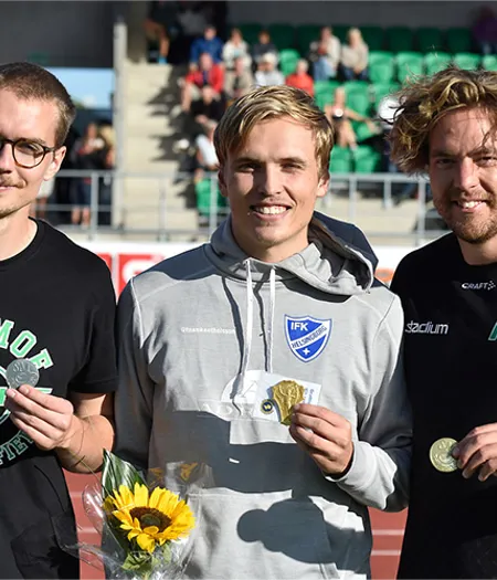 Prispallen på herrarnas 110 meter häck under SM i Norrköping.