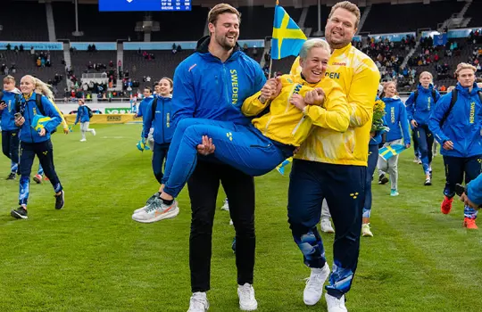 Simon Pettersson och Daniel Ståhl på väg att kasta förbundskapten Kajsa Bergqvist i vattengraven. 