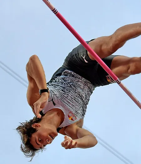 Armand Duplantis . Bilden är från Diamond League i Stockholm tidigare i år.