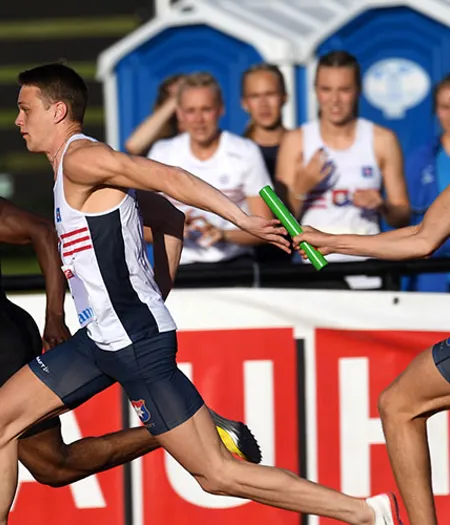 Samuel Wiik och Tobias Carlryd från Örgryte IS springer 4x100 meter under lag-SM 2022.